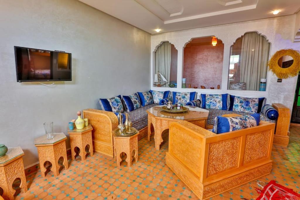 Charming Home With Private Terrace エッサウィラ エクステリア 写真